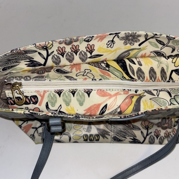 SAKROOTS LIGHT BLUE FLORAL AND BIRD TOTE VYNYL MATERIAL CREAM BREAM BACKGROUND - Picture 16 of 16